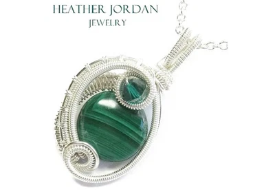 Collar colgante de malaquita a rayas envuelto en alambre con cristal de Swarovski Foto 1 de 4