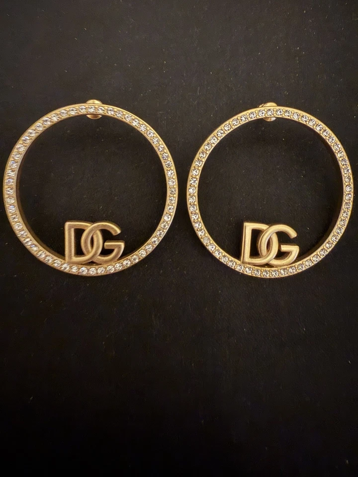 Brinco de argola feminino Dolce&Gabbana logotipo cristal tom dourado - Imagem 1 de 3