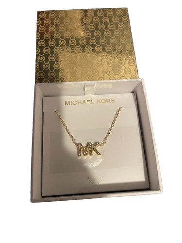 AUTENTICA COLLANA MICHAEL KORS CON CIONDOLO PAVIMENTAZIONE TONO ORO CON SCATOLA. Vendita al dettaglio $100.