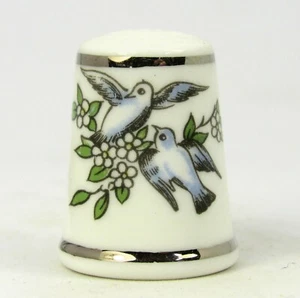 COLLECTABLE BONE CHINA THIMBLE 'ROYAL WORCESTER, ENGLAND' DOVES (TM013) - Picture 1 of 4