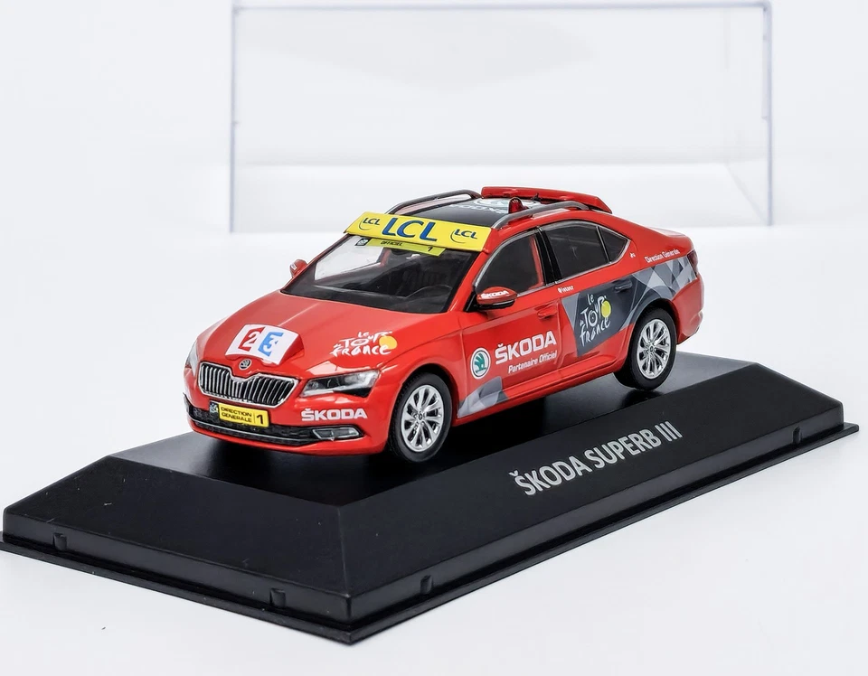 Škoda Superb III - Tour de Francia (2015) + caja plexi DeA 1:43 - Imagen 1 de 4