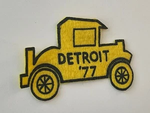 Patch Automobile Vintage "DETROIT '77" FELTRO GIALLO Modello T ??  Larghezza 3-5/8" - Foto 1 di 4