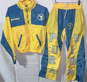 Puravida_streetwear "P.V Night Club" Juego Cortavientos Recortado y Acampanado Pequeño - Imagen 1 de 10