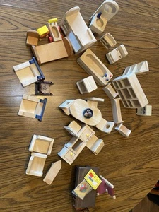 34 Teile Puppenhausmöbel aus Holz einige Ryans Zimmer - Bild 1 von 9