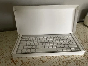 APPLE WIRELESS KEYBOARD MC184D/A nie benutzt Originalverpackung weiß-silber - Bild 1 von 9