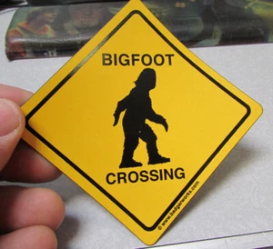 Bigfoot Crossing Magnet - Made like a Yield Sign - Made in USA - Flexibler Magnet - Bild 1 von 2