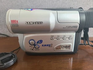 Videocámara casete portátil Samsung VP-W80U de 8 mm plateada - Imagen 1 de 9