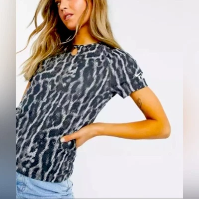 Camisa Nike Para Mujer M Gimnasio Entrenamiento Elástica Swoosh Estampado Animal Mafia Esposa Nueva con Etiquetas Foto 1 de 4