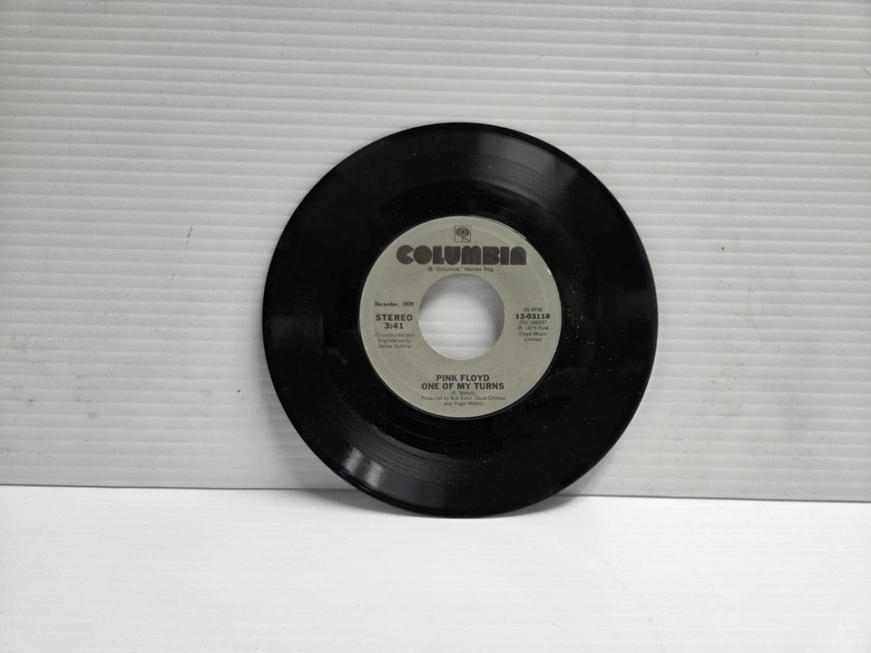 45 RECORD - PINK FLOYD - ANOTHER BRICK IN THE WALL H14 - Image 1 of 2