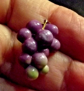 Vintage Arita Realistischer Trauben Knopf mit BM (4635) - Bild 1 von 5