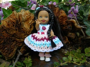 Muñeca Barbie AA Kelly Chelsie, ropa de ganchillo, zapatos, soporte Kaiser - Imagen 1 de 1