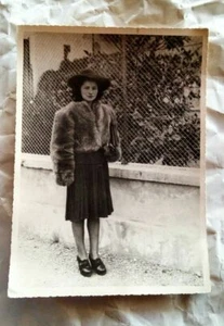 VECCHIA FOTO FOTOGRAFIA ORIGINALE IN BIANCO E NERO SIGNORA CON PELLICCIA RARA - Foto 1 di 2