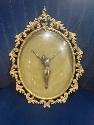 Antiguo marco de latón victoriano ovalado convexo burbuja vidrio Jesús crucifijo 15 x 12 Foto 1 de 4
