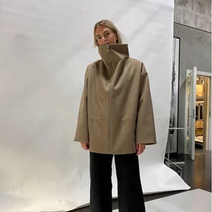 Chaqueta de abrigo corta de lana para mujer Toteme  - Imagen 1 de 24