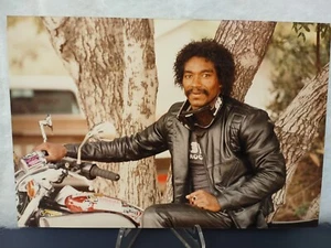 Original Foto 1985 - Otto, sexy schwarzer Mann auf Motorrad #2 - Näheransicht 4x6 Zoll - Bild 1 von 6