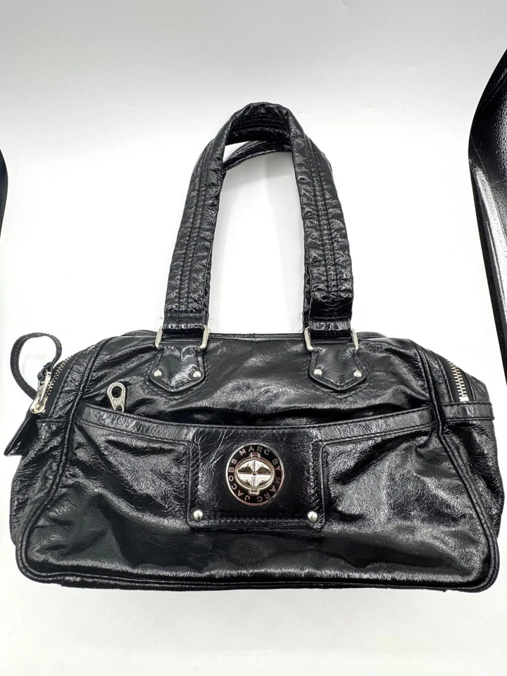 Bolso de mano vintage Y2K Marc Jacobs de charol negro hinchado Foto 1 de 4