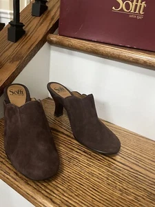 SOFFT PAGE CHOCOLATE BROWN SUEDE SCALLOPED EDGE MULE HEEL SIZE 6.5 NWB - Picture 1 of 5