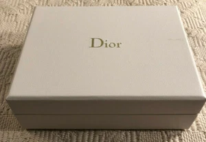 CAJA DE REGALO PEQUEÑA CON LOGOTIPO DORADO DIOR 5 X 3.75 X 1.75 - Imagen 1 de 2
