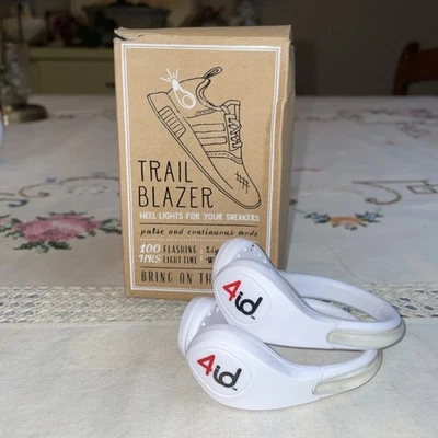 Luces de tacón Pottery Barn Trail Blazer para tus zapatillas  Foto 1 de 4