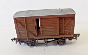 12T BROWN VANFIT WEATHERED WITH SLIDING DOORS No. B753722 OO GAUGE BY MAINLINE - Picture 1 of 6