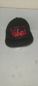 Positive Vibes Flatbill Mütze verstellbar Druckknopflasche rot auf schwarz - Bild 1 von 5