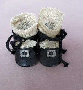 Vintage 2 1/4" lange schwarze Wachstuch Krawatte Puppe Schuhe mit Schnallen & Socken - Bild 1 von 11