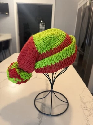 Grinch 儿童圣诞帽,针织红色/霓虹绿色条纹和绒球  — 第 1/3 张图片