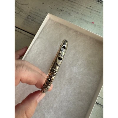 Brazalete Brazalete Brighton Vintage Metal Recorte Corazón Adornado Filigrana Acento Foto 1 de 4