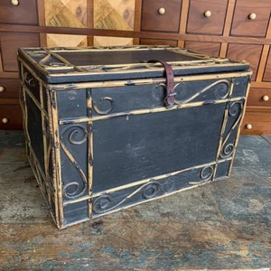 Kleine Truhe England 1900 Stroharbeit Handarbeit antik  Dunkelblau Schatztruhe - Picture 1 of 11