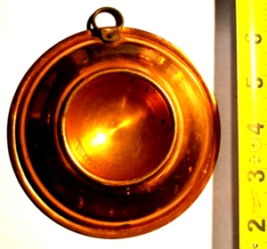 KUPFER runder WANDHÄNGER - MESSING Aufhängeschlaufe - Vintage - Bild 1 von 7