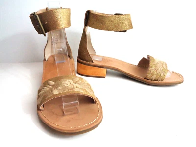 Sandalia de tacón bajo LATIGO Tana 6M dorada y beige con correa para el tobillo y bordado Foto 1 de 4