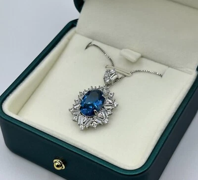 Hermoso colgante de zafiro aciano creado en laboratorio de 10 quilates relleno de oro blanco de 18 quilates Foto 1 de 4