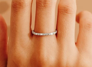 Anillo de eternidad de diamantes con bisel de platino 950 para mujer - alianza de boda fina - Imagen 1 de 5