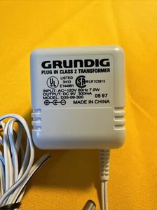 Grundig AC DC Adapter für tragbares Radio. Modell D35-09-300. 9VDC 300ma. - Bild 1 von 4