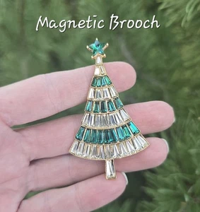 Crystal, Green Christmas Tree MAGNETIC brooch Gold Tone. Holiday scarf sweater - Picture 1 of 9