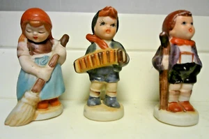 3 kleine Kinderfiguren ~ Akkordeonspieler ~ Mädchen fegt ~ Hummel? ~ 2,25 Zoll - Bild 1 von 4