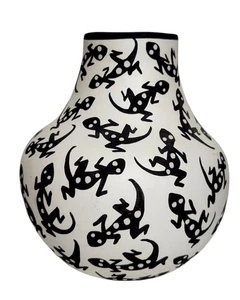 Acoma Pueblo Keramik Vase von Kuutimaitsa - handbemalt Black Lizard Design  - Bild 1 von 6