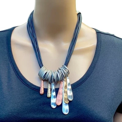 Collar Hecho a Mano Reciclado Gunmetal Oro Plata Cobre Flecos Foto 1 de 4