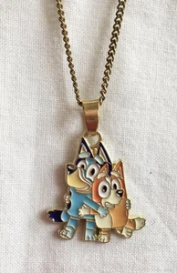Bluey und Bingo vergoldete Halskette. Emaille. mit 20" Kette.    uk - Bild 1 von 6