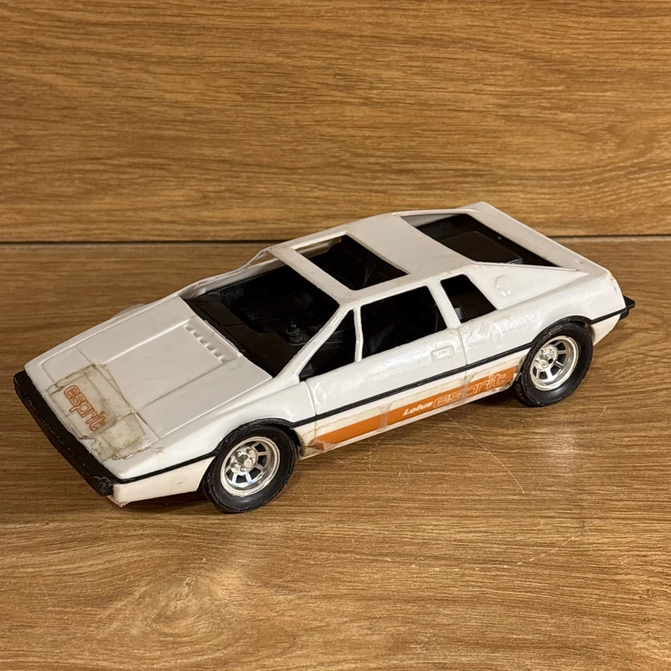 1/20 Scale Vintage Testors #1022 Lotus Esprit – White Plastic Rolling Car – Slig - Image 1 of 4