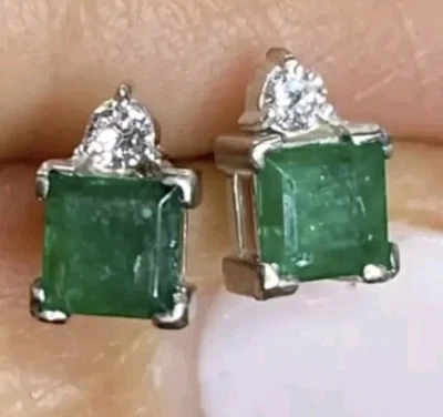 Impresionantes pendientes de diamantes esmeralda. Pendientes Esmeralda. Tachuelas esmeralda. Perno de diamante Foto 1 de 4