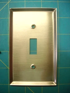 PLACA DE INTERRUPTOR DE PALANCA ÚNICA DE LATÓN MACIZO Y TORNILLOS GRUESOS MUY BIEN HECHOS NOS - Imagen 1 de 2