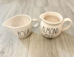 Juego de 2 recipientes de leche y vertido de almendras Rae Dunn - Imagen 1 de 8