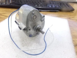 Crouzet Modell: 82305519 Asynchrongetriebemotor. Unbenutzter alter Bestand. Keine Box - Bild 1 von 2