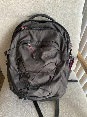 MOCHILA PARA ADULTOS THE NORTH FACE “BOREALIS” - MOCHILA GRIS PROFUNDO - ASFALTO / ROSA INTENSO Foto 1 de 4