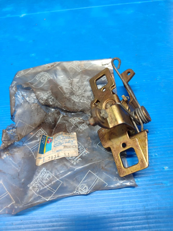 Serrure de capot gauche pour: Peugeot: 304, 504 Berline et Utilitaire, 604 - Image 1 of 1