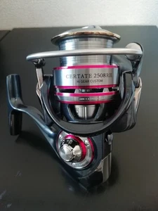 Hermoso DAIWA 10 Certate 2508RH Alta Engranaje Personalizado Daiwa Hecho en JAPÓN - Imagen 1 de 9