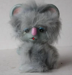 Estatuilla de oso de peluche Napco ratón peludo piel sintética y orejas nariz rosadas M8298 LINDA --- - Imagen 1 de 1