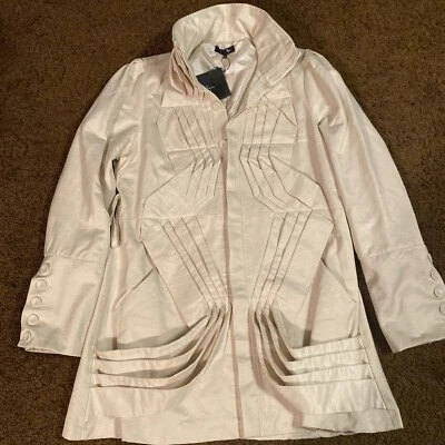 Nuevo RYU Marfil Plisado Chaqueta Volantes *FALTA CINTURÓN* Botón Mujer L Abrigo Caqui Nuevo con Etiquetas Foto 1 de 4
