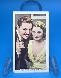 Tarjeta de tabaco 1935 Gallaher Ltd tomas de películas famosas #32 romance bajo la lluvia - Imagen 1 de 3